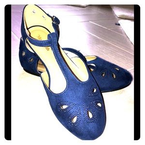 Beautiful blue suede t strap Flats